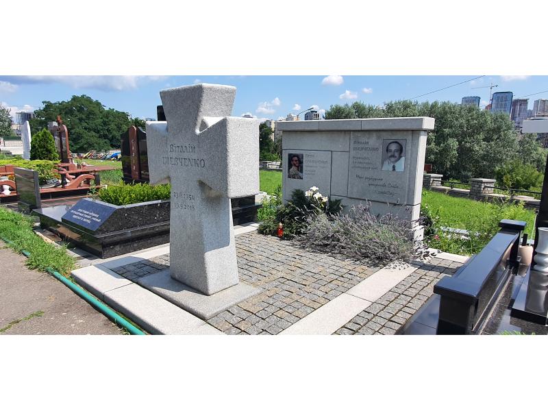 Центральная аллея Байкового кладбища