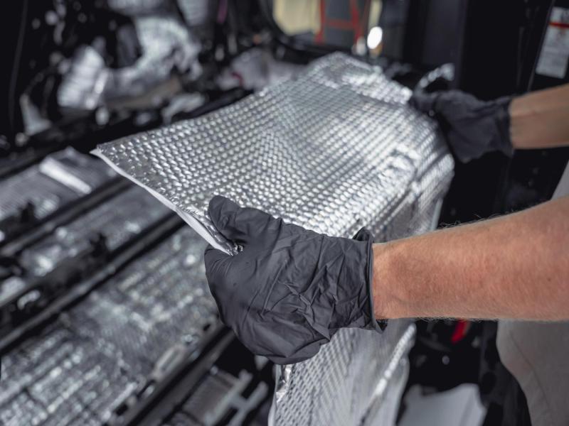 шумоизоляция колесных арок автомобиля в автосервисе нанесение виброизоляции